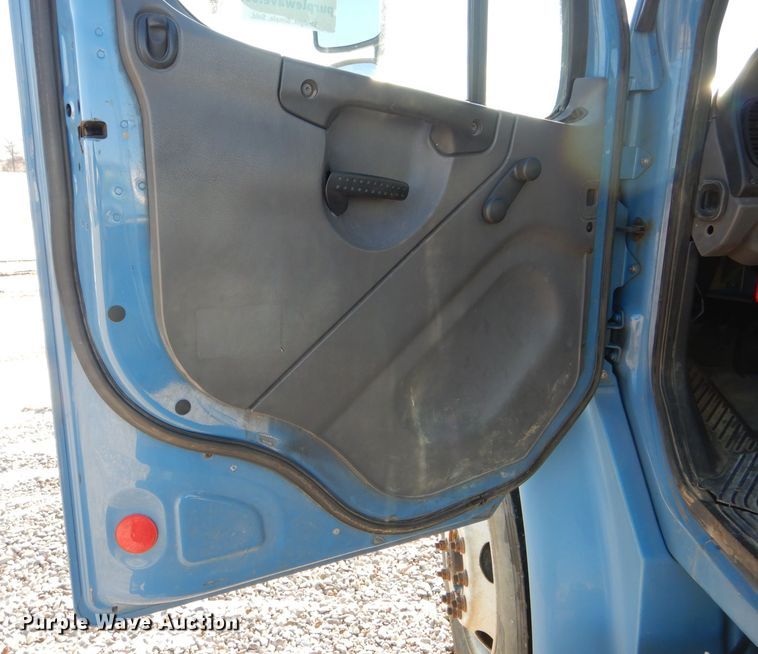 image for item DH6971 2004 Freightliner Business Class M2 truck cab and chassis