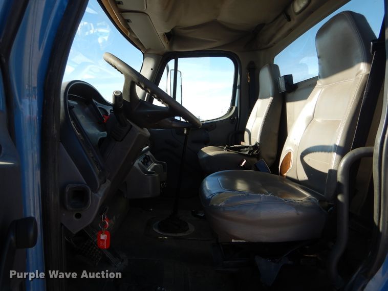 image for item DH6971 2004 Freightliner Business Class M2 truck cab and chassis