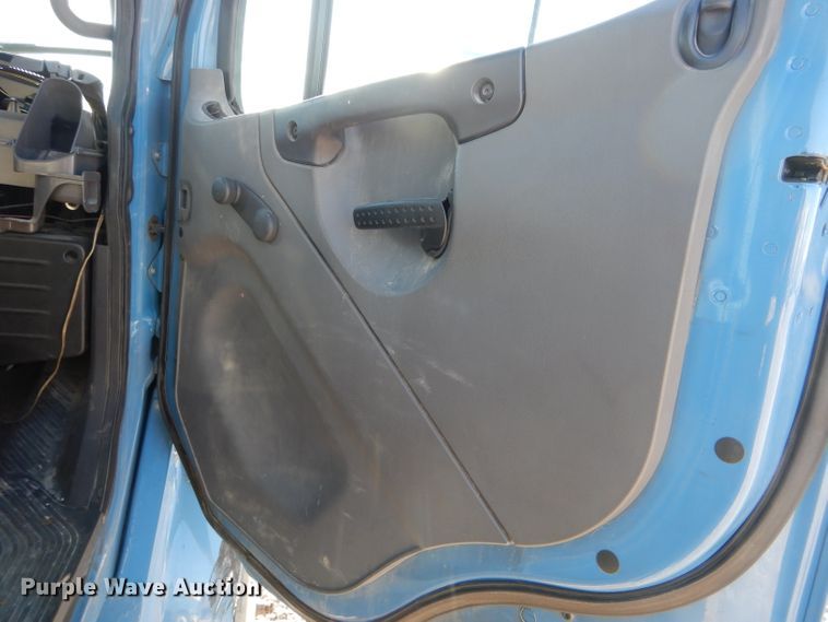 image for item DH6971 2004 Freightliner Business Class M2 truck cab and chassis