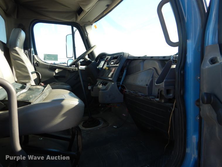 image for item DH6971 2004 Freightliner Business Class M2 truck cab and chassis