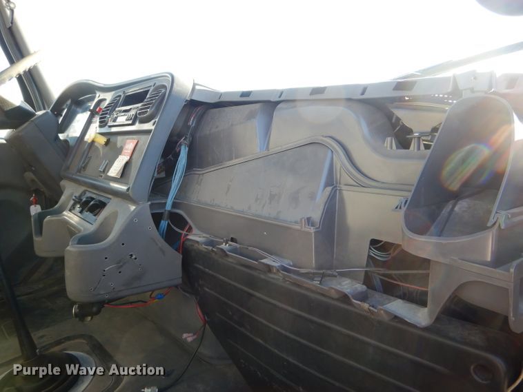 image for item DH6971 2004 Freightliner Business Class M2 truck cab and chassis