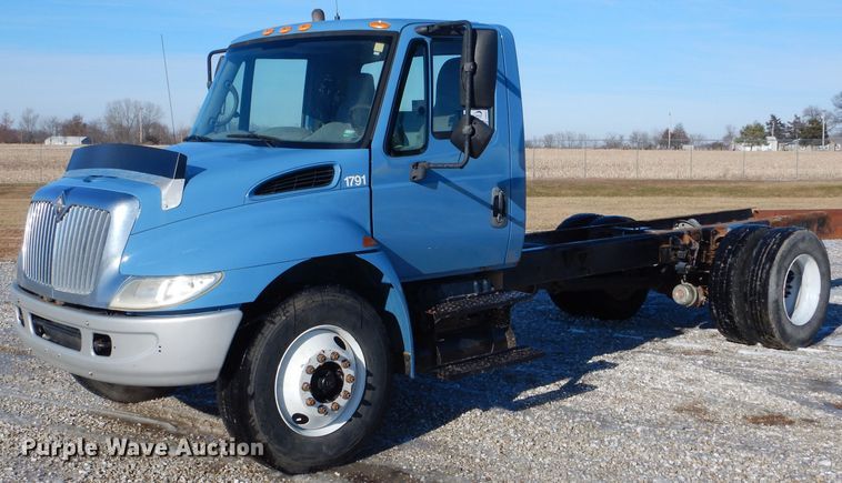 image for item DH6972 2006 International 4300 truck cab and chassis