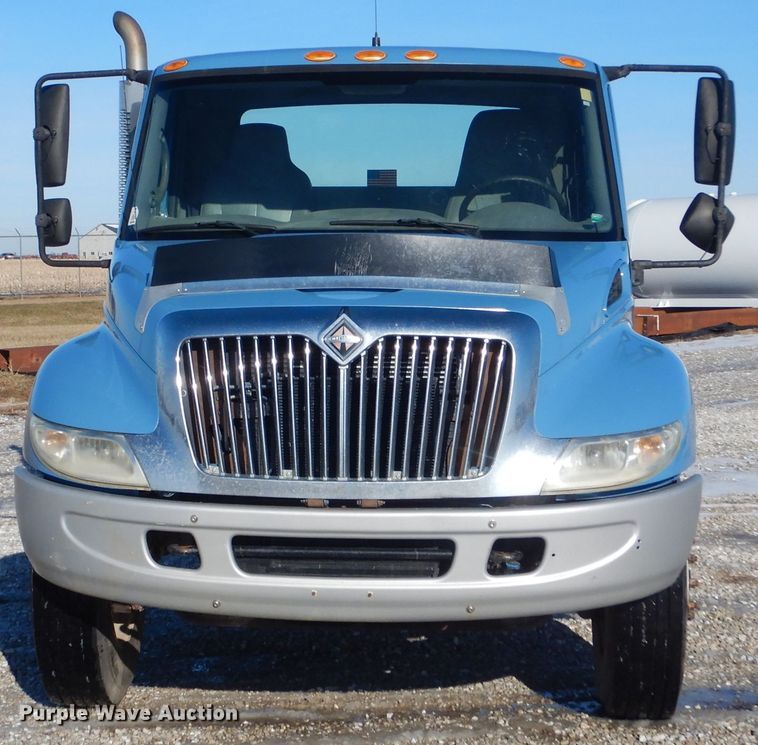 image for item DH6972 2006 International 4300 truck cab and chassis