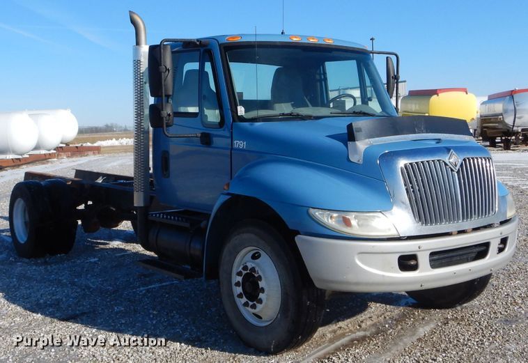 image for item DH6972 2006 International 4300 truck cab and chassis