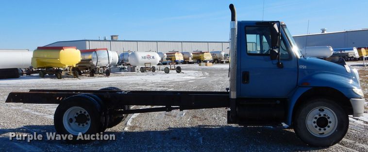 image for item DH6972 2006 International 4300 truck cab and chassis