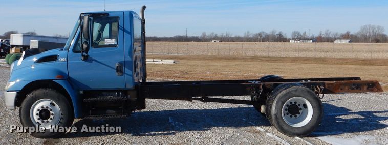 image for item DH6972 2006 International 4300 truck cab and chassis