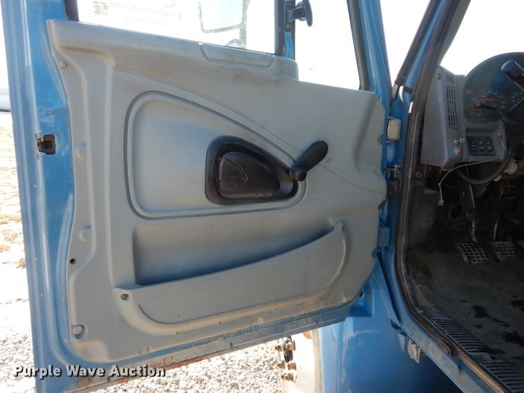 image for item DH6972 2006 International 4300 truck cab and chassis