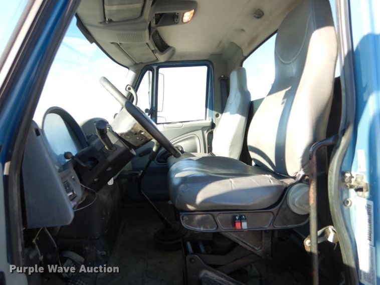 image for item DH6972 2006 International 4300 truck cab and chassis