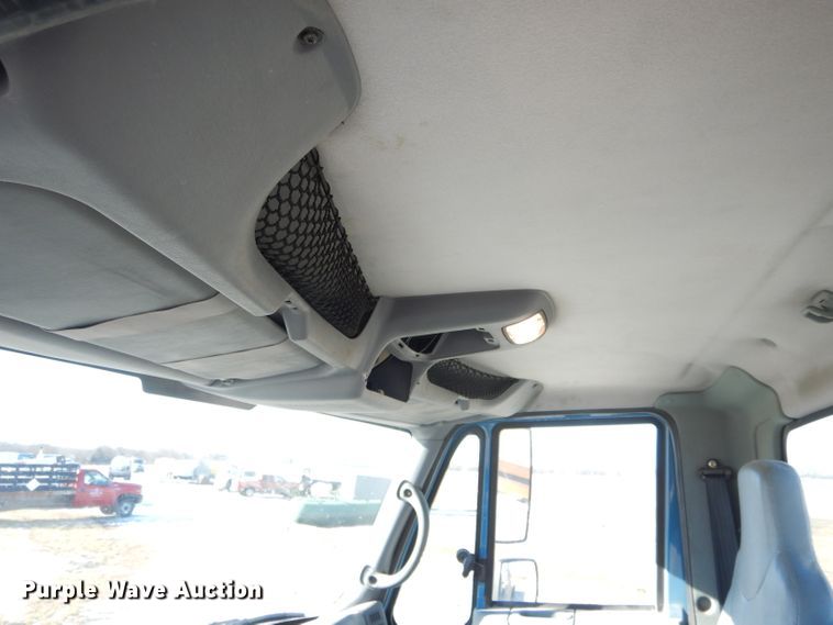 image for item DH6972 2006 International 4300 truck cab and chassis