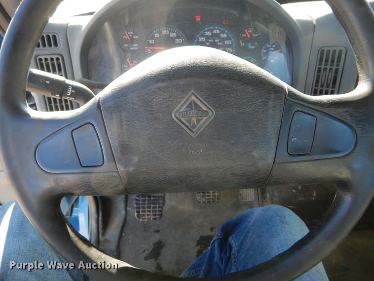 image for item DH6972 2006 International 4300 truck cab and chassis