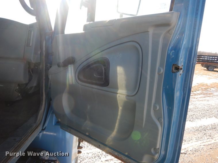 image for item DH6972 2006 International 4300 truck cab and chassis