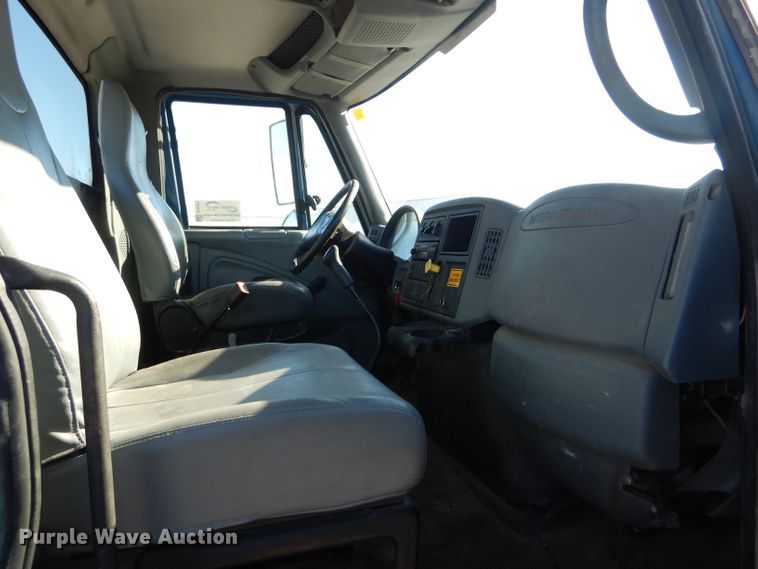 image for item DH6972 2006 International 4300 truck cab and chassis