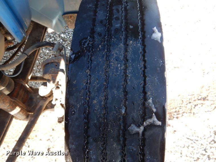 image for item DH6972 2006 International 4300 truck cab and chassis