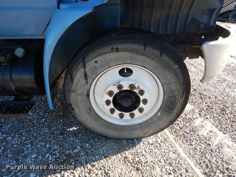 image for item DH6972 2006 International 4300 truck cab and chassis