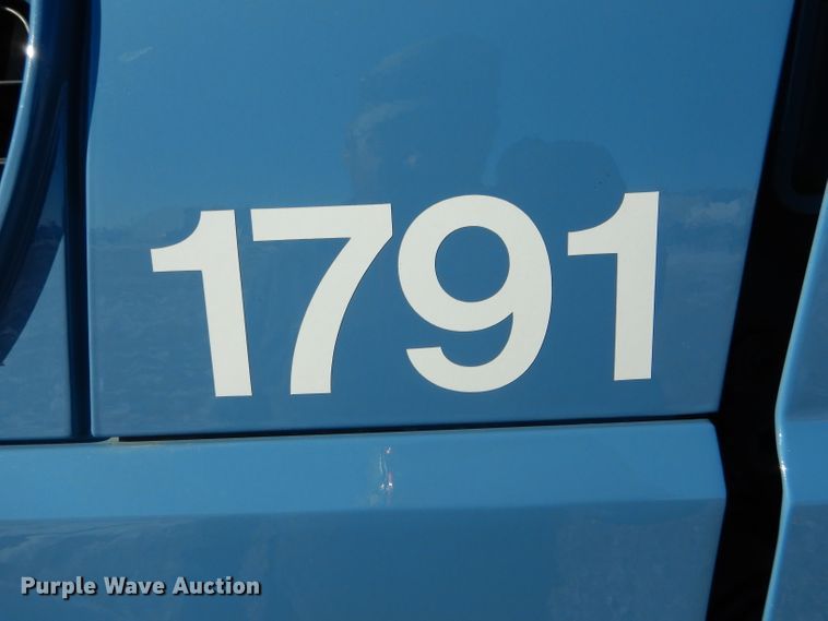 image for item DH6972 2006 International 4300 truck cab and chassis