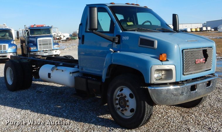 image for item DH6973 2008 GMC C7500 truck cab and chassis