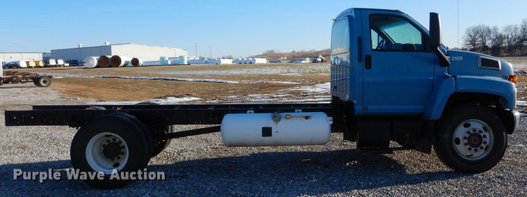 image for item DH6973 2008 GMC C7500 truck cab and chassis