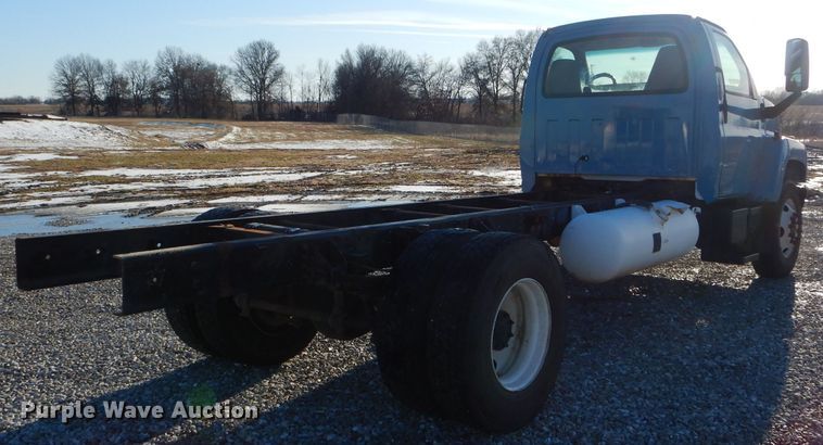 image for item DH6973 2008 GMC C7500 truck cab and chassis