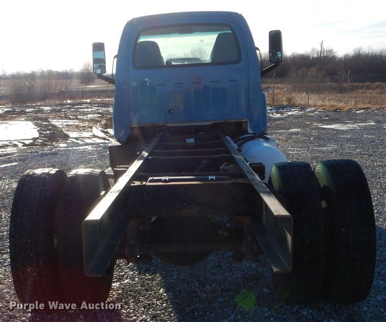 image for item DH6973 2008 GMC C7500 truck cab and chassis