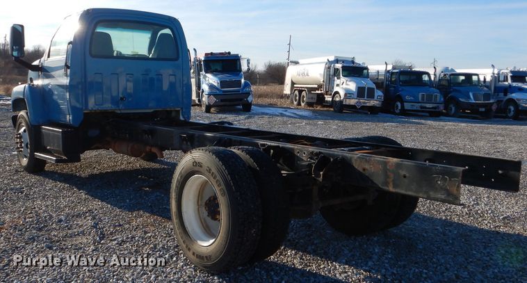 image for item DH6973 2008 GMC C7500 truck cab and chassis