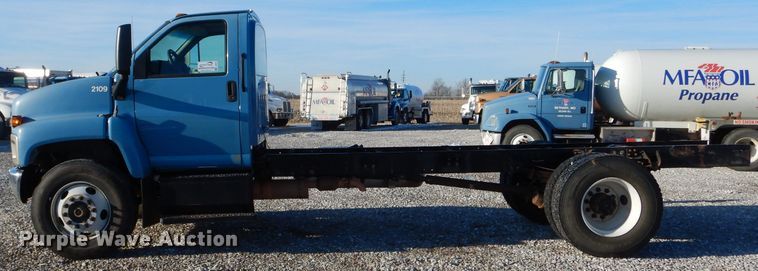 image for item DH6973 2008 GMC C7500 truck cab and chassis