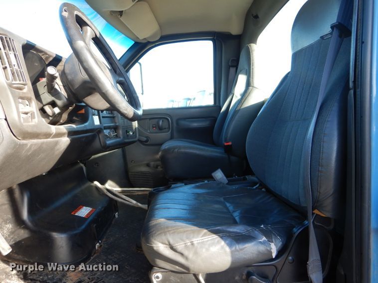 image for item DH6973 2008 GMC C7500 truck cab and chassis