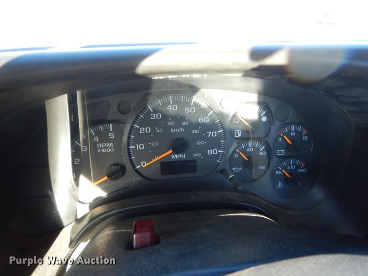 image for item DH6973 2008 GMC C7500 truck cab and chassis