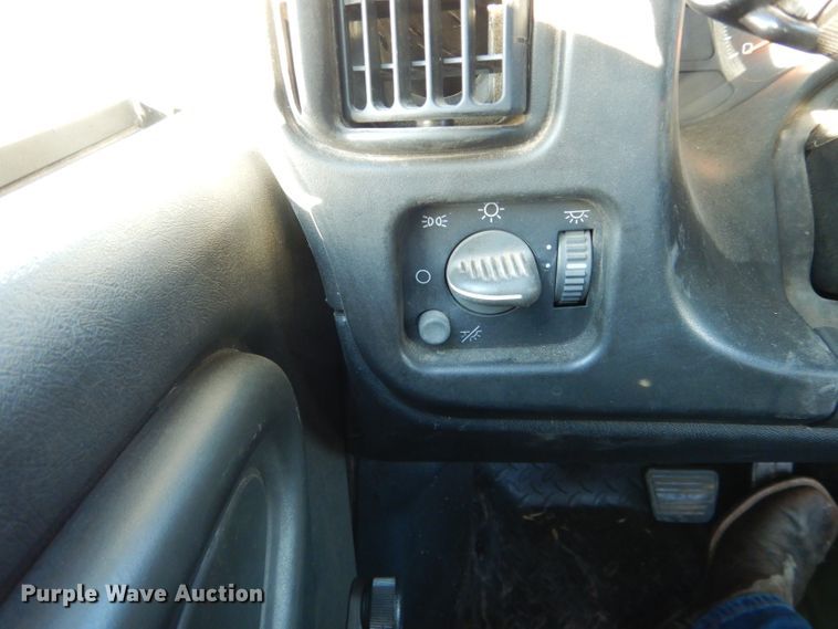 image for item DH6973 2008 GMC C7500 truck cab and chassis