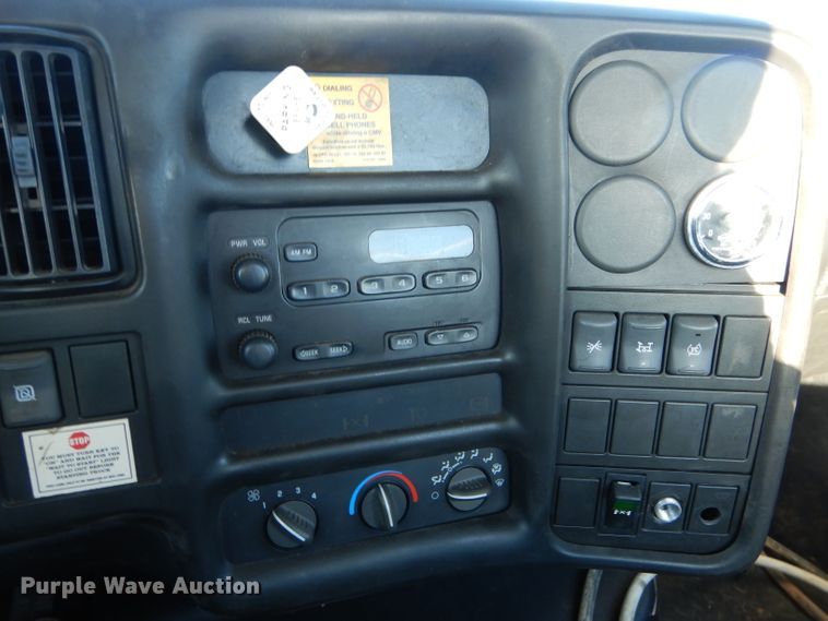 image for item DH6973 2008 GMC C7500 truck cab and chassis