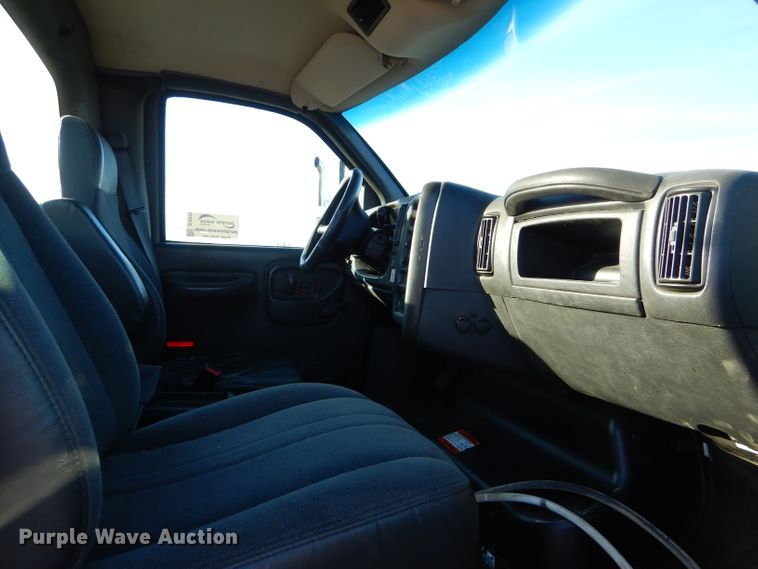 image for item DH6973 2008 GMC C7500 truck cab and chassis