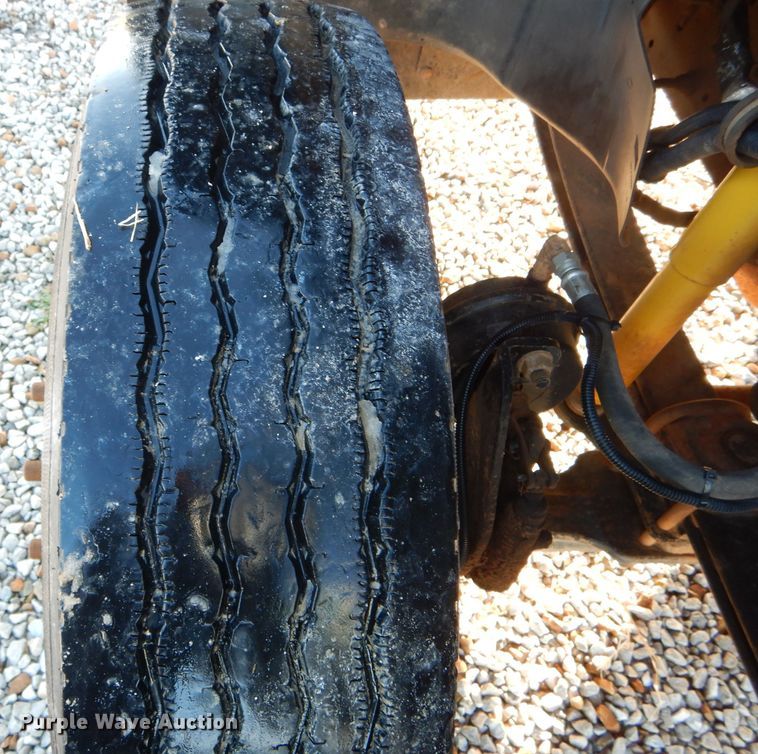 image for item DH6973 2008 GMC C7500 truck cab and chassis