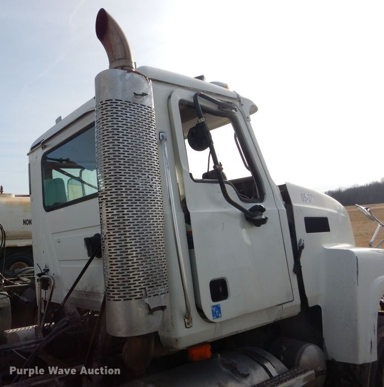 image for item DH6976 2007 Mack CHN semi truck