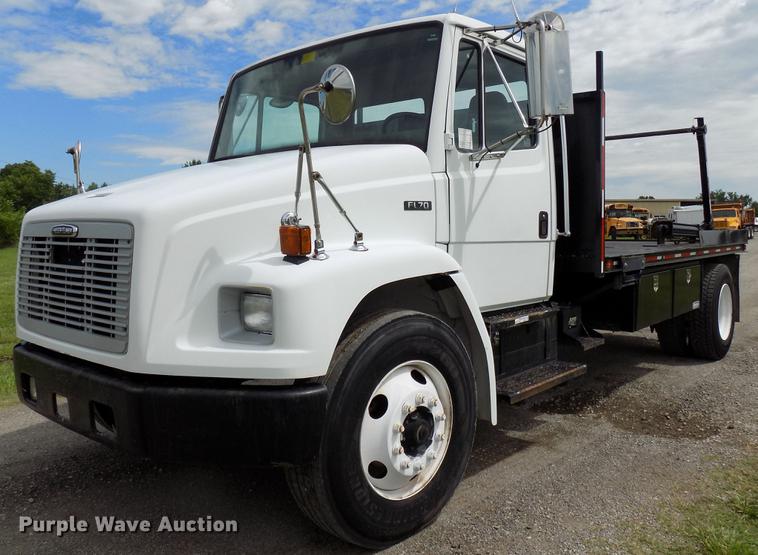 image for item FJ9285 2004 Freightliner FL70 flatbed truck