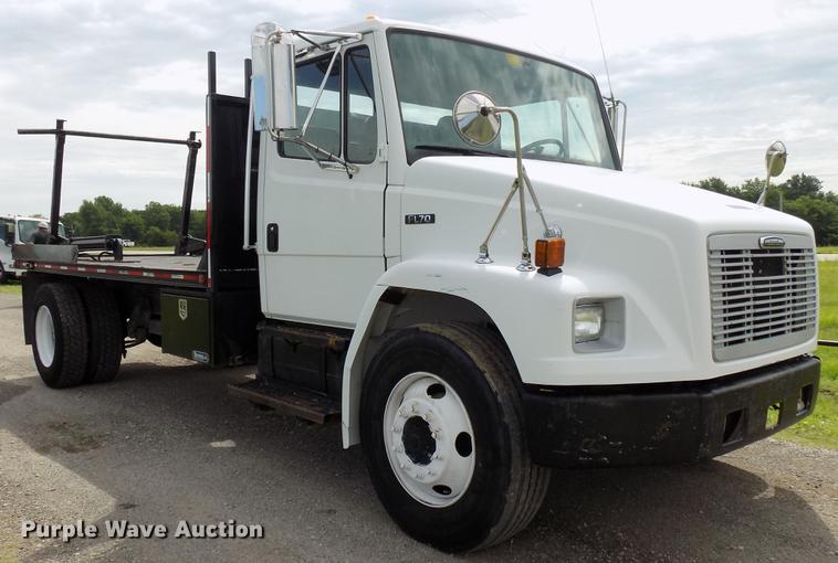 image for item FJ9285 2004 Freightliner FL70 flatbed truck