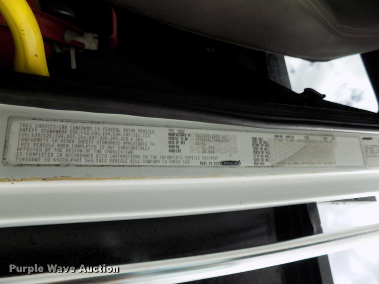 image for item FJ9285 2004 Freightliner FL70 flatbed truck