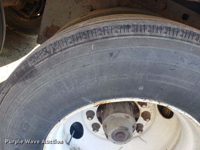 image for item GA9436 2001 Utility dry van trailer