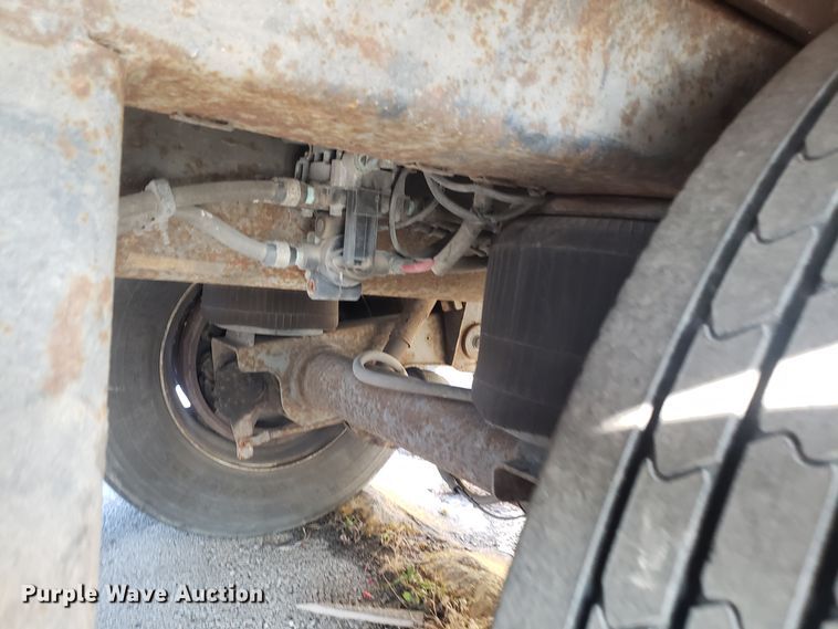 image for item GA9436 2001 Utility dry van trailer