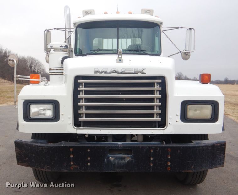 image for item GF9016 2001 Mack RD688S truck chassis