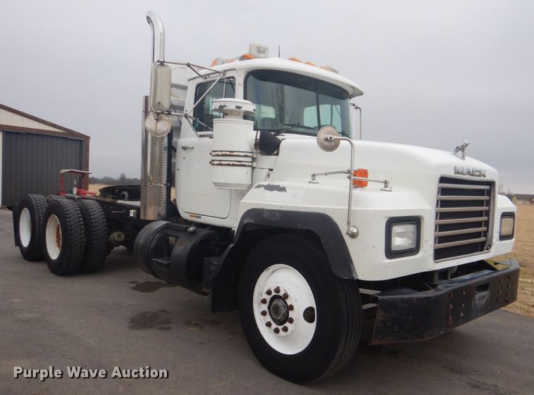 image for item GF9016 2001 Mack RD688S truck chassis