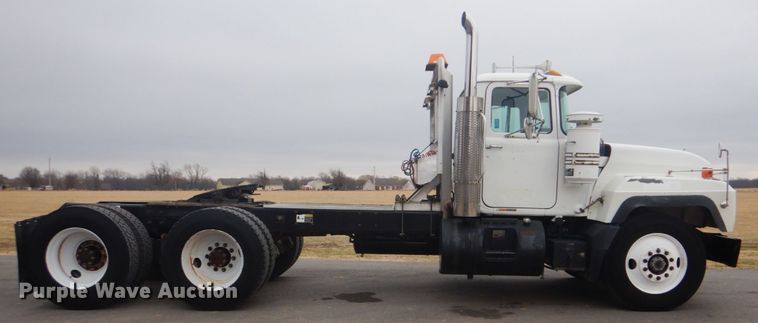 image for item GF9016 2001 Mack RD688S truck chassis