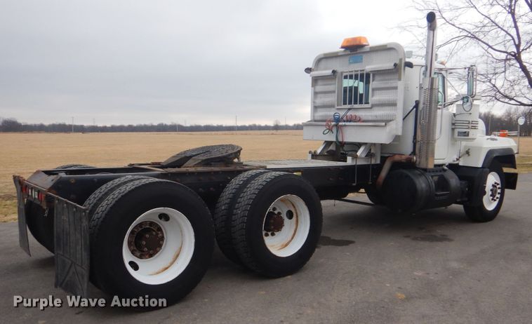 image for item GF9016 2001 Mack RD688S truck chassis