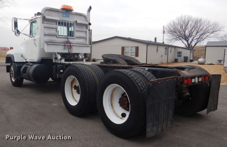 image for item GF9016 2001 Mack RD688S truck chassis