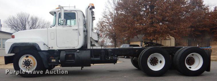 image for item GF9016 2001 Mack RD688S truck chassis