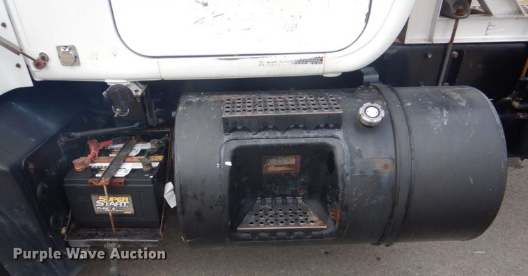 image for item GF9016 2001 Mack RD688S truck chassis