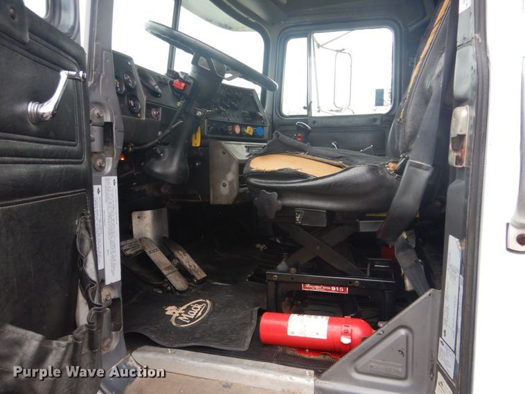 image for item GF9016 2001 Mack RD688S truck chassis