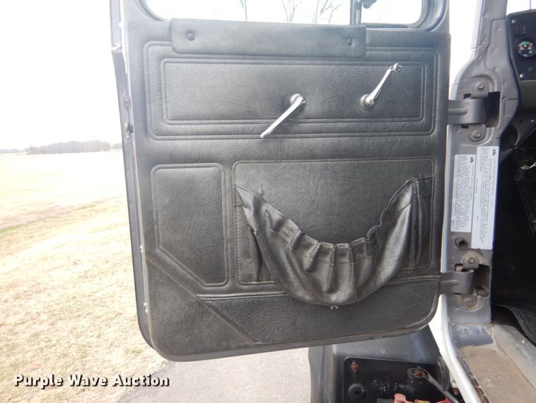 image for item GF9016 2001 Mack RD688S truck chassis