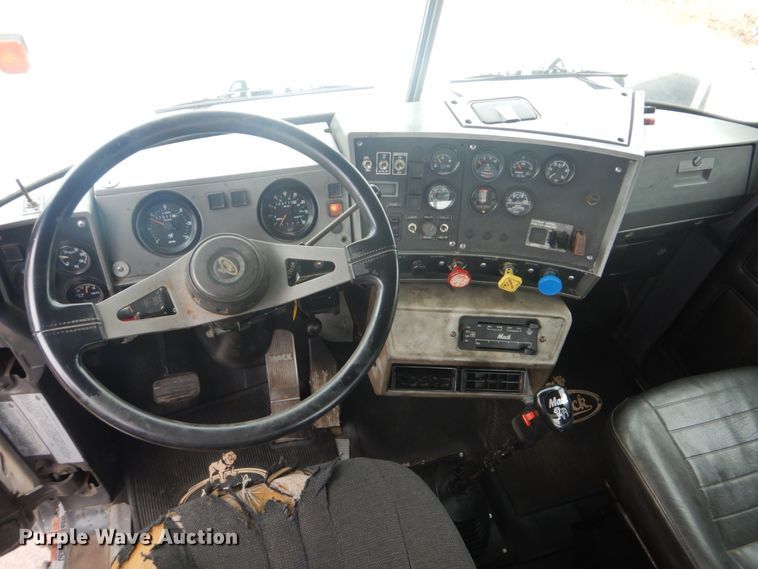 image for item GF9016 2001 Mack RD688S truck chassis