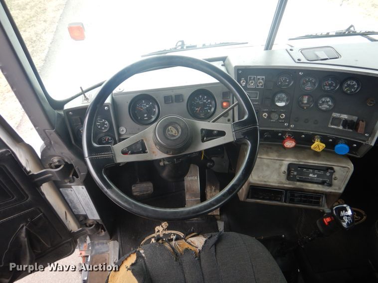 image for item GF9016 2001 Mack RD688S truck chassis