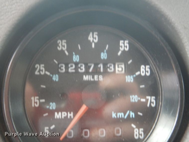 image for item GF9016 2001 Mack RD688S truck chassis