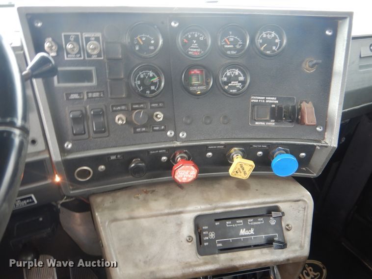 image for item GF9016 2001 Mack RD688S truck chassis